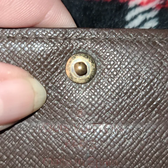 Emt$250Louis Vuitton Damier Ebene Sarah wallet, with D hooks attached - Picture 4 of 12